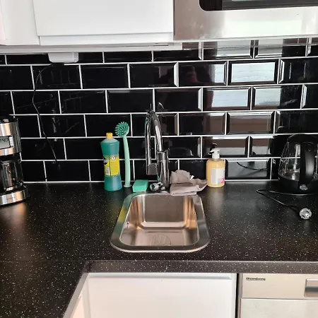 Apartment, 1 Bedrom, High Standard, Right By Airport, With Bed Linen *