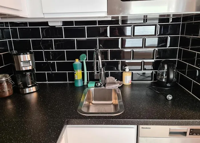 Apartment, 1 Bedrom, High Standard, Right By Airport, With Bed Linen *