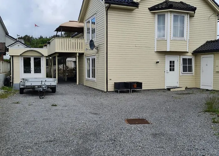 Apartment, 1 Bedrom, High Standard, Right By Airport, With Bed Linen Апартаменты *