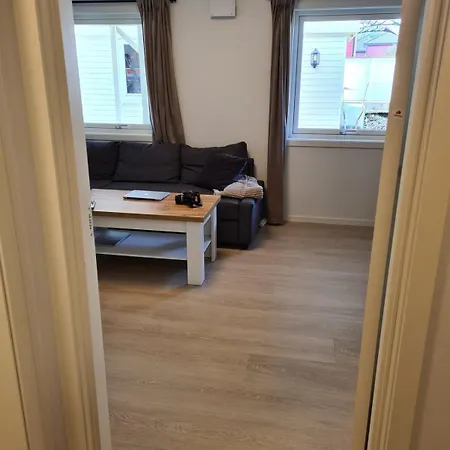 Apartment, 1 Bedrom, High Standard, Right By Airport, With Bed Linen Appartement