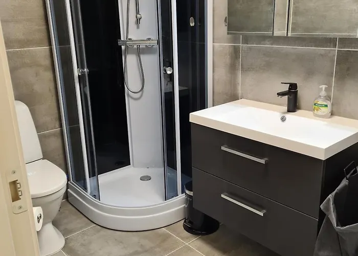 Apartment, 1 Bedrom, High Standard, Right By Airport, With Bed Linen Apartman