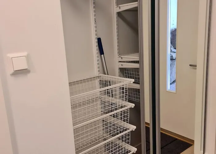 Apartman Apartment, 1 Bedrom, High Standard, Right By Airport, With Bed Linen